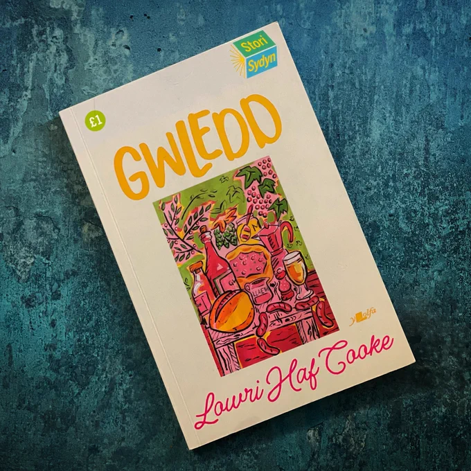 Ffotograff o'r gyfrol Gwledd gan Lowri Haf Cooke, ar gefndir gwyrdd-las.