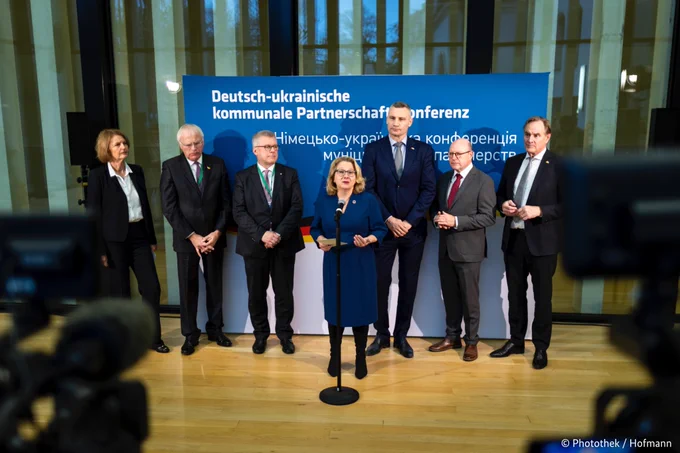 Minister Svenja Schulze makes a press statement at the German-Ukrainian municipal partnership conference. Behind her, from left to right, are Gunda Röstel (Chairwoman of the German Water Partnership), Reinhard Sager (President of the German County Association), Bernward Küper (Vice-President of the German Association of Towns and Municipalities), Vitali Klitschko (Mayor of the City of Kiev), Markus Lewe (President of the German Association of Cities) and Burkhard Jung (Lord Mayor of the City of Leipzig).
