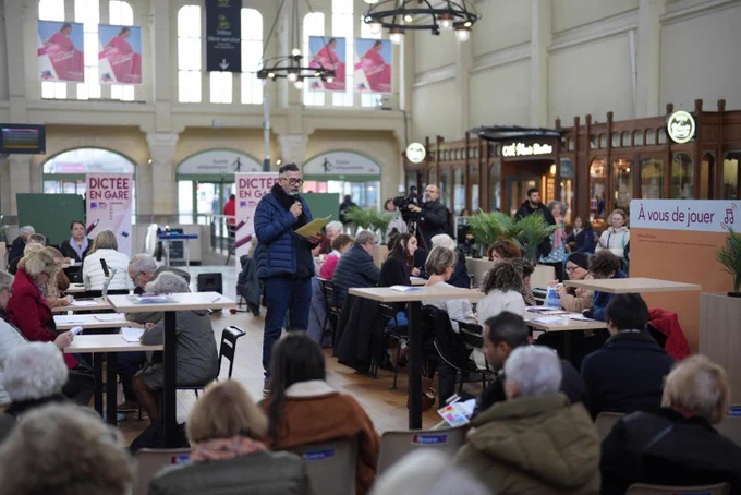 Photos de l'opération Dictée en gare de Rouen du 15 novembre - Crédits ©️ Mathieu Delmestre - SNCF Gares & Connexions