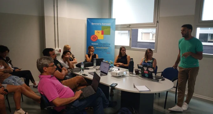 Bioingeniero Carlos Scotta ha realizado talleres formativos a lo largo de un mes en el Instituto Universitario de Investigaciones Biomédicas y Sanitarias (IUIBS) de la Universidad de Las Palmas de Gran Canaria, en el Laboratorio GTMA, dentro de los proyectos MACbioIDi2 y OpenDx28.

El objetivo marcado por el Proyecto Interreg MACbioIDi2, a través del Grupo de Tecnologías Médica y Audiovisual de la ULPGC, es el de implementar soluciones basadas en la simulación clínica para poder formar estudiantes y acercarles las últimas innovaciones tecnológicas en Medicina. Formar a profesionales y usuarios de la Facultad de Medicina de la ULPGC, que en un futuro puedan implementar estas novedosas técnicas en otros países, especialmente en África Subsahariana como Senegal, Cabo Verde, Mauritania o Marruecos, es la meta planteada por los principales partners del proyecto.

