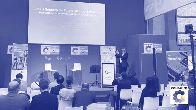 Image: Speaker on the stage of COMPAMED HIGHTECH FORUM; Copyright: beta-web | Messe Düsseldorf