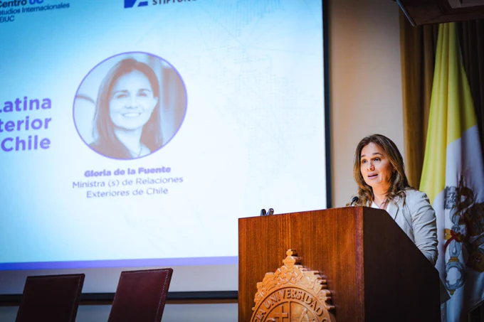 Fotografía de la ministra (s) Gloria de la Fuente exponiendo en la actividad realizada en la Pontificia Universidad Católica de Chile.