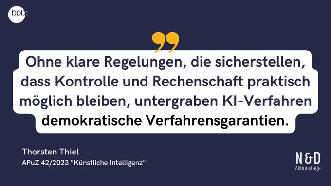 Zitat von Thorsten Thiel: "Ohne klare Regelungen, die sicherstellen, dass Kontrolle und Rechenschaft praktisch möglich bleiben, untergraben KI-Verfahren demokratische Verfahrensgarantien."