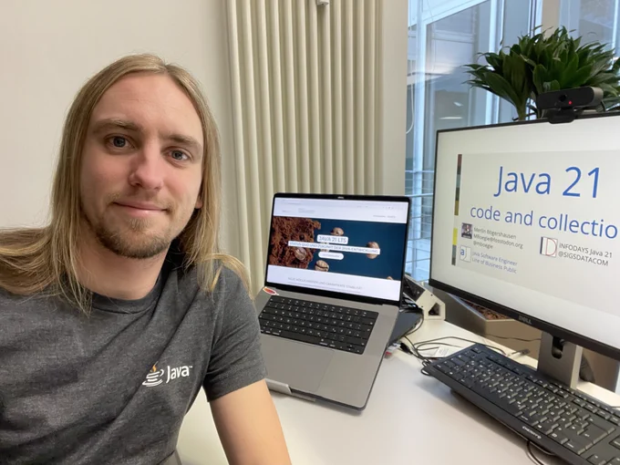 Me in front of my screens showing Infodays lading page and my slides