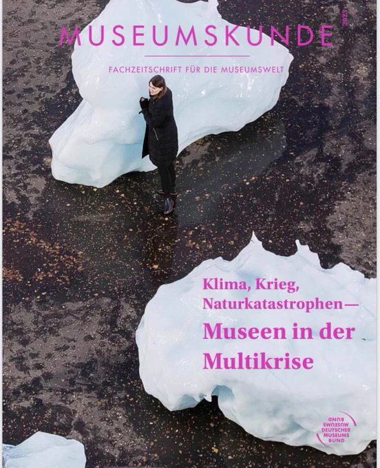 Titel der Ausgabe und erste Seite meines Beitrages, zu sehen ist eine Gruppe vor einer Projektion