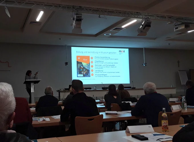 Blick aus den Zuschauerreihen auf eine PowerPoint Präsentation 