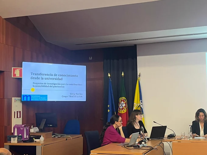Ana Medina Reguera, Silvia Toribio Camuñas y Christiane Limbach exponen sus líneas de investigación durante la mesa redonda.