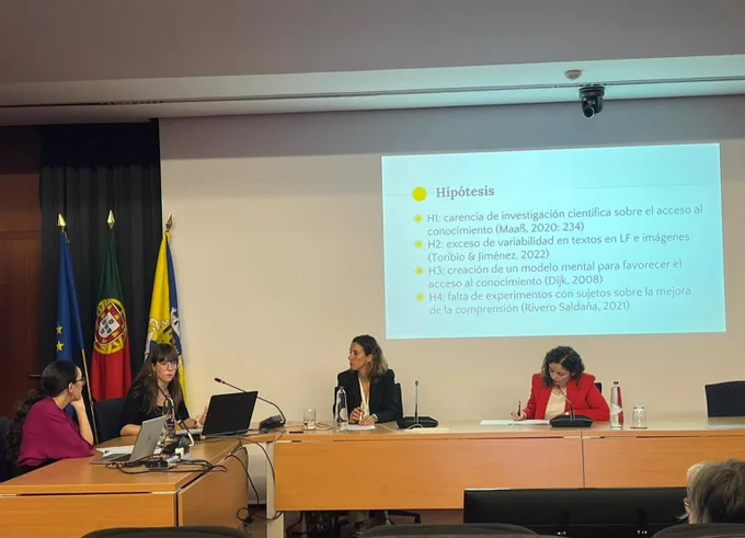 Ana Medina Reguera, Silvia Toribio Camuñas y Christiane Limbach exponen sus líneas de investigación durante la mesa redonda. Modera Maloles Cebrián, presidenta de AMMA.