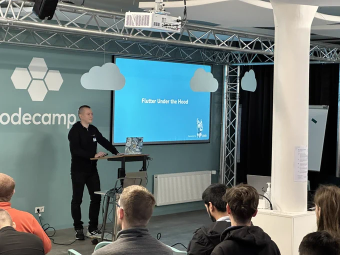 Mikhail starting his talk about „Flutter under the hood“.