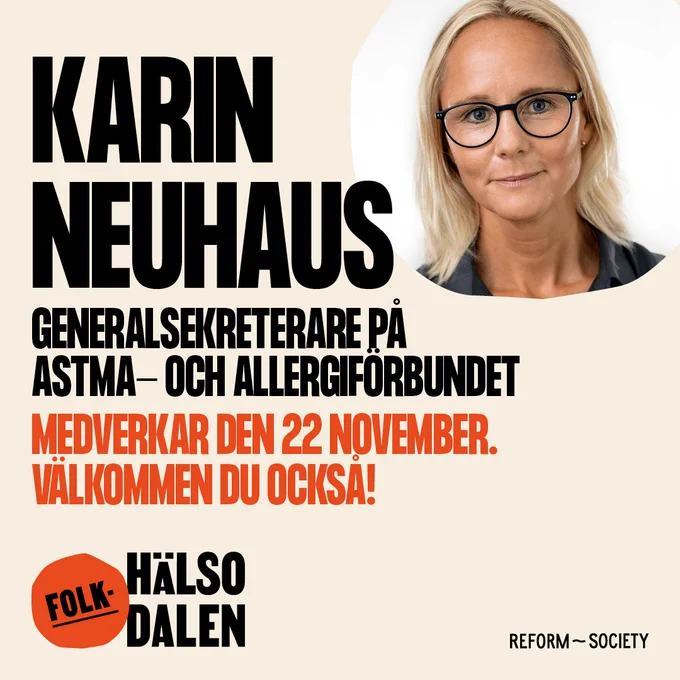 En porträttbild på Karin Neuhaus och texten ”Karin Neuhaus, generalsekreterare på Astma- och allergiförbundet, medverkar den 22 november. Välkommen du också!” i svart och orange text mot beige bakgrund. Längst ner till vänster i bild är Folkhälsodalens logga och längst ner till höger i bild är Reform Societys logga.