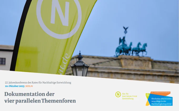 Das Titelblatt der Broschüre zeigt eine grüne Flagge mit N-Logo, im Hintergrund die Quadriga des Brandenburger Tors. Darunter der Text "22. Jahreskonferenz des Rates für Nachhaltige Entwicklung, 10. Oktober 2023, Berlin, Dokumentation der vier parallelen Themenforen" rechts daneben das Logo des RNE und das Logo der diesjährigen Jahreskonferenz unter dem Motto "Blockaden überwinden - Neue Wege in der Nachhaltigkeitspolitik".