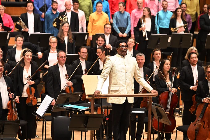 Associate Artist André J Thomas taking a bow after the Gospel Explosion Concert with the LSO.