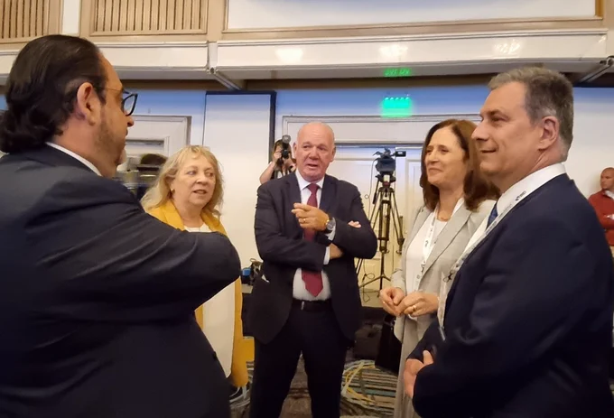Autoridades dialogan de pie, entre ellos la futura ministra Elisa Facio y el subsecretario Verri.