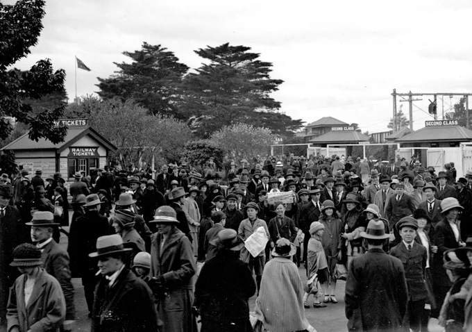 PROV: TRAIN PASSENGERS ENTERING SHOWGROUNDS FROM STATION PLATFORM, ROYAL SHOW; GLS; MISCELLANEOUS; ROYAL SHOW
VPRS 12903/P0001/2016
https://prov.vic.gov.au/archive/9FC56118-F822-11E9-AE98-83BBD57AB57D?image=1