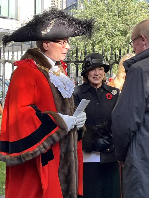 Lord Mayor and Lady Mayoress arrive.