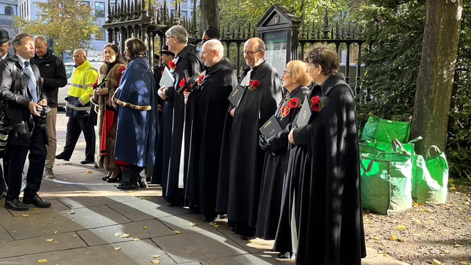 Cathedral chapter waiting to greet Lord Mayor.