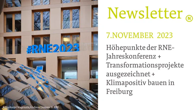 Links blaue Kartonbuchstaben "#rne2023" vor den Fenstern des Innenraums des Axica-Gebäudes während der RNE-Jahreskonferenz. Rechts die Worte "Newsletter 7. November 2023 Höhepunkte der RNE-Jahreskonferenz   Transformationsprojekte ausgezeichnet   Klimapositiv bauen in Freiburg". 