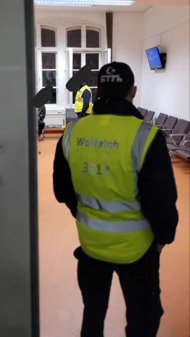 Ein Security-Mitarbeiter der Berliner WeWatch Security Service GmbH trägt eine Kappe mit den Orchon-Runen "𐱅𐰇𐰼𐰰" im Ankunftszentrum des Landesamt für Flüchtlingsangelegenheiten
