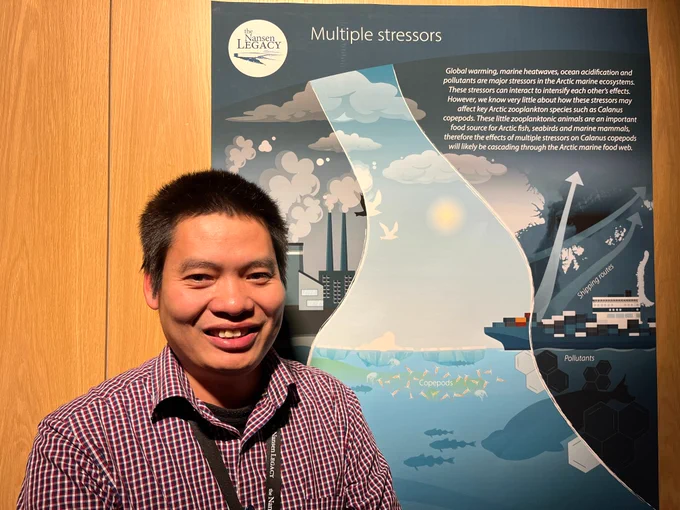 Khuong V. Dinh standing in front of his factsheet, from the Nansen Legacy and the Department of biosciences, University in Oslo, Norway. Photo: Åslaug Brynildsen, UiO.
