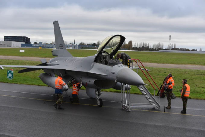 Een F-16 staat klaar voor vertrek naar Roemenië