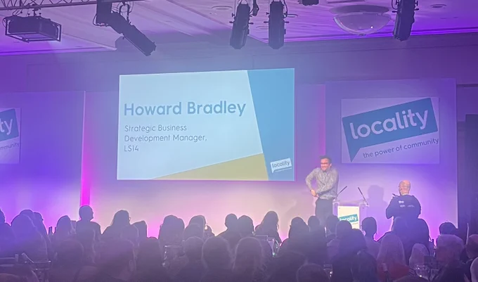 Howard Bradley on stafe