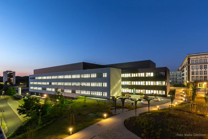 Blick auf das Charles-Tanford-Proteinzentrum am Weinberg Campus in den Abendstunden.