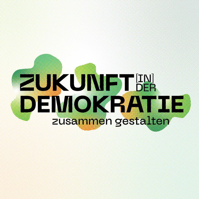 Das Bild ist in Pastellfarben gehalten. Auf den Hintergrund sieht man runde Formen und darauf den Titel der Veranstaltung: "Zukunft in der Demokratie – zusammen gestalten"
