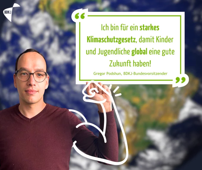 Unser Bundesvorsitzender Gregor Podschun steht vor einem Bild der Erde und zeigt einen starken Arm. Daneben steht: „Ich bin für ein starkes Klimaschutzgesetz, damit Kinder und Jugendliche global eine gute Zukubft haben?“