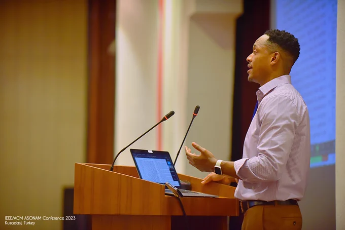 Image of Joseph Kwarteng during his presentation at the ASONAM Conference!