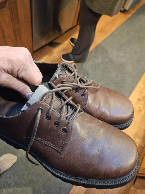 Tongue of the shoes crumbling after only a few days of use