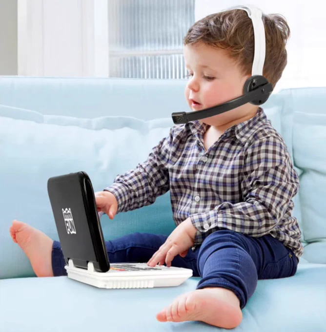 Un faux ordinateur, casque et téléphone pour jouer au télétravail comme les grands !