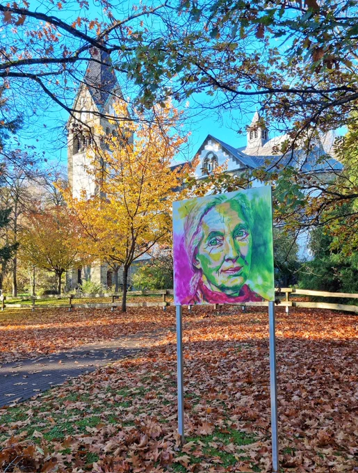 My portrait of Jane Goodall in front of a abandoned church in the LWL-park.