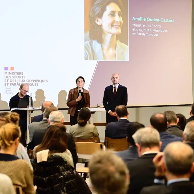 Prise de parole conjointe des deux ministres face au public.