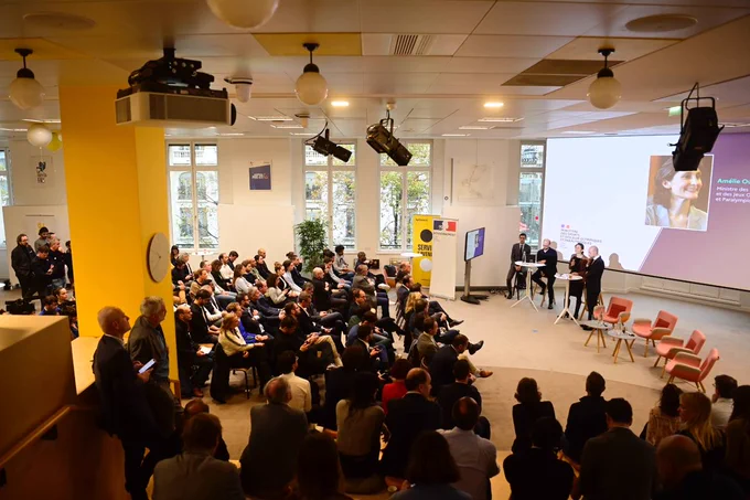 La salle de la Bpi vue de haut, avec le public et les ministres face à lui.