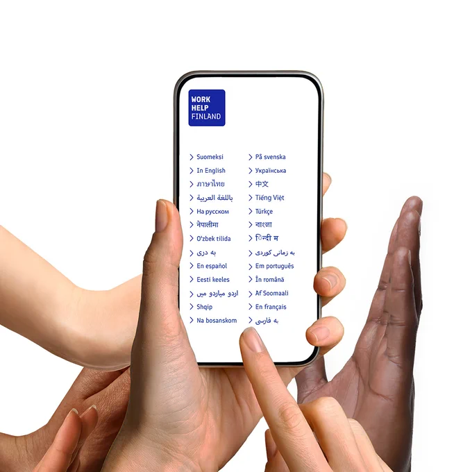 Älypuhelinta pitelee käsi, ja ympärillä on viisi muuta kättä. Puhelimen näytöllä on vasemmassa yläkulmassa Work Help Finland -logo. Näytöllä on luettelo sovelluksen 26 kielivaihtoehdosta.