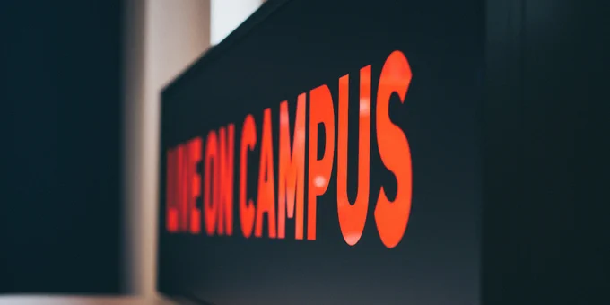 Leuchtschrift: live on campus