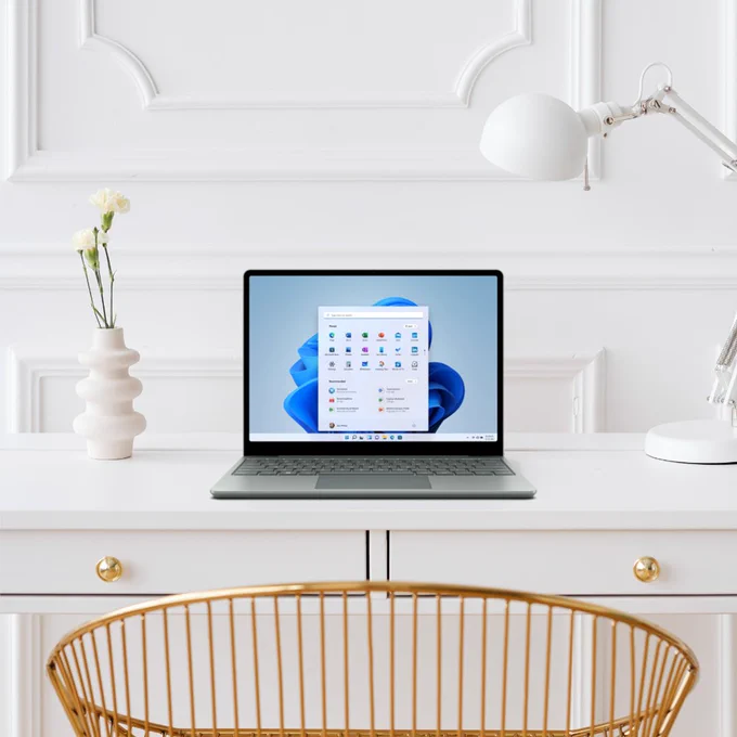 Ordinateur Surface Laptop Go 2 coloris vert sauge sur un bureau