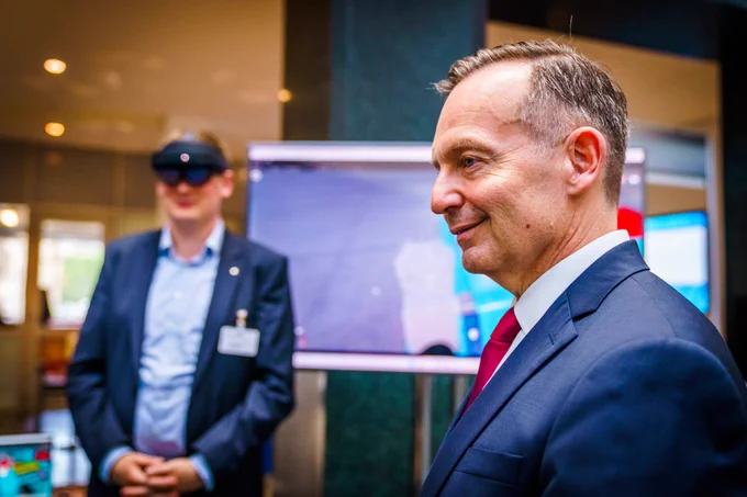 Volker Wissing diskutiert mit Expertinnen und Experten mögliche Anwendungsfelder immersiver Technologien und lässt sich Exponate zeigen.