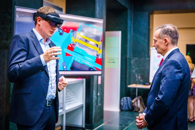 Volker Wissing diskutiert mit Expertinnen und Experten mögliche Anwendungsfelder immersiver Technologien und lässt sich Exponate zeigen.