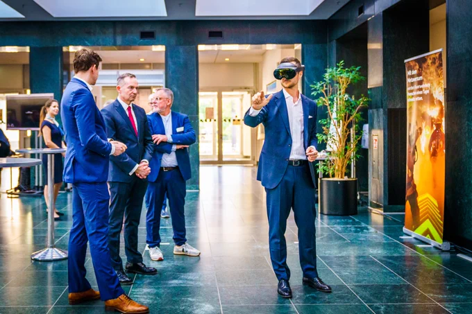 Volker Wissing diskutiert mit Expertinnen und Experten mögliche Anwendungsfelder immersiver Technologien und lässt sich Exponate zeigen.