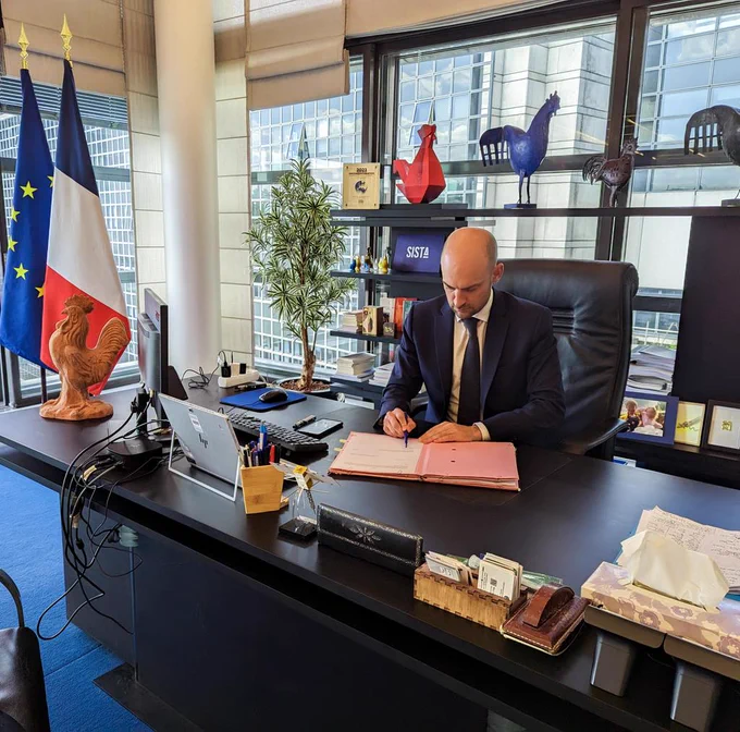 Signature du décret d'application de la proposition de loi Studer à Bercy par Jean-Noël Barrot.