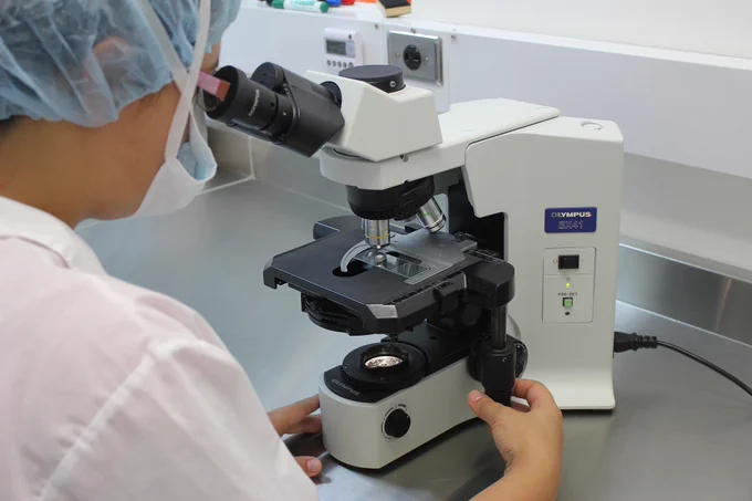 Person looking down a microscope. Credit: Herney Gomez via Pixabay 