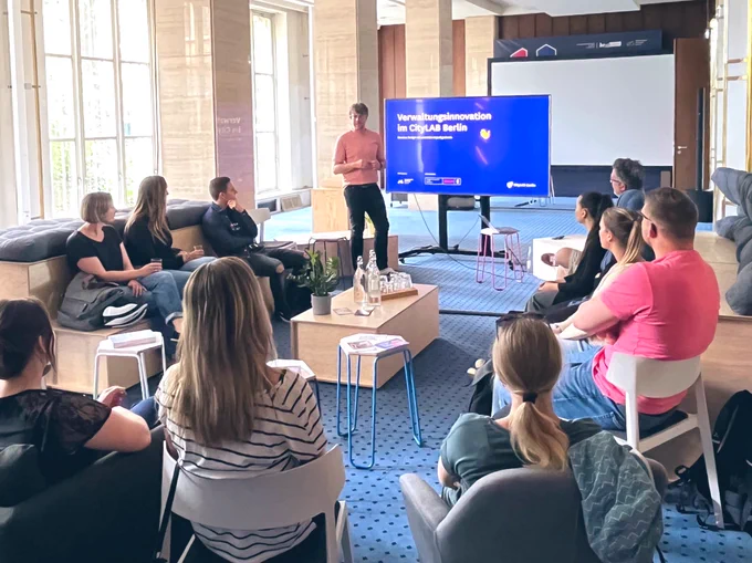 Service Designer Tobias Witt gibt Einblicke in das Thema Verwaltungsinnovation, Service Design und Prototyping in und mit der Berliner Verwaltung.
