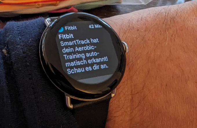 SmartWatch mit der Meldung: smarttrack hat dein Aerobic-Training automatisch erkannt! 