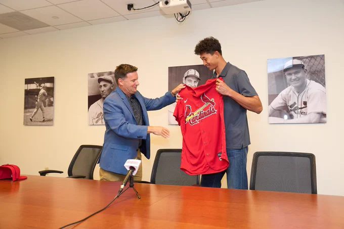 Chen-Wei Lin receives a St. Louis Cardinals jersey from team executive Matt Slater
