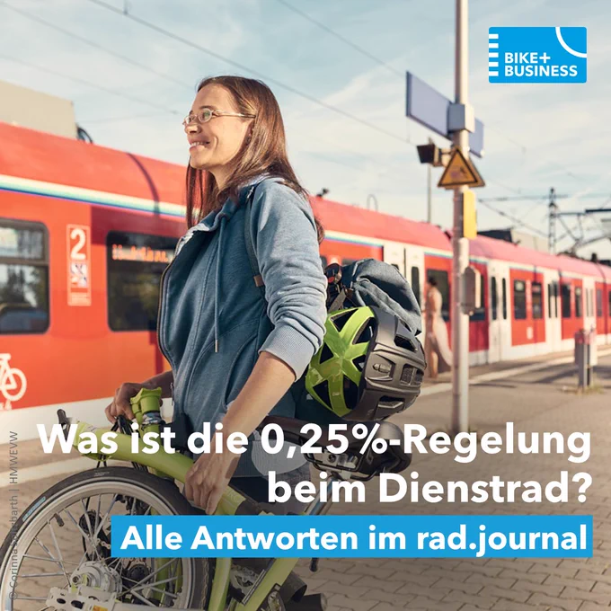 Zu sehen ist eine Frau mit einem Klapprad am Bahnhof. Zudem der Text „Was ist die o,25%-Regelung beim Dienstrad? Alle Antworten im rad.journal“