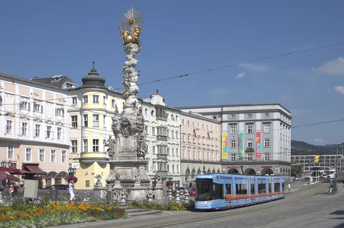 Bild des Linzer Hauptplatzes: Tokfo (https://commons.wikimedia.org/wiki/File:Linz,_Hauptplatz.jpg), „Linz, Hauptplatz“, https://creativecommons.org/licenses/by-sa/3.0/at/deed.en