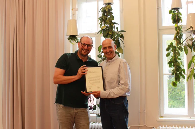 @Hanning Kempe, Präsidiumsmitglied der GPRA, überreicht @Jörg Röthlingshöfer, Geschäftsführer von .FACTUM, die CMS III Urkunde