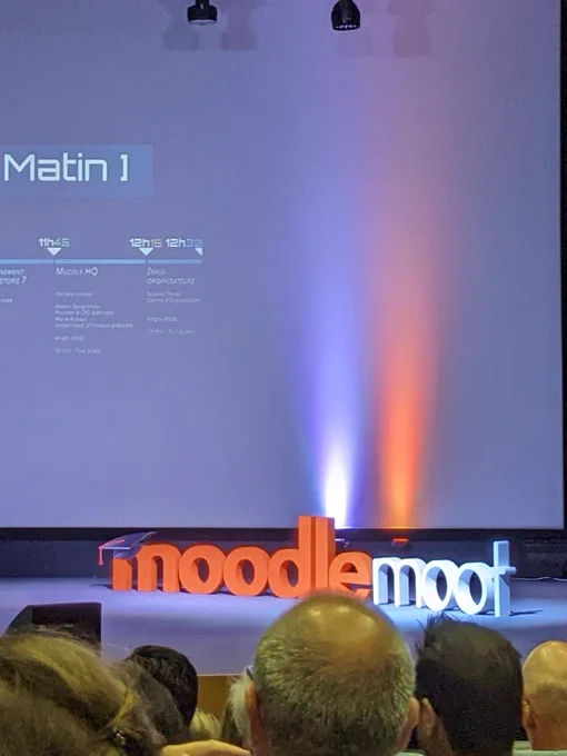 estrade de l'amphi de l'UTT Troyes et logos du moodle moot