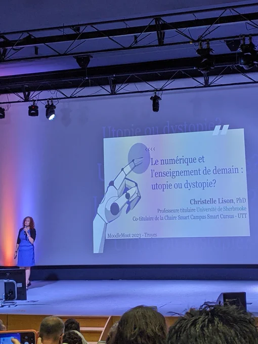 Christelle Lison sur la scène de l'amphi et slide powerpoint "le numérique et l'enseignement de demain, utopie ou dystopie?"